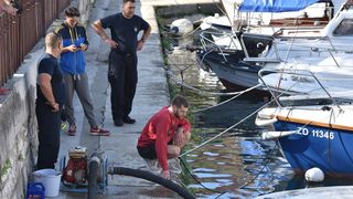 U gradskoj luci Foša u tijeku je izvlačenje potopljenih brodica