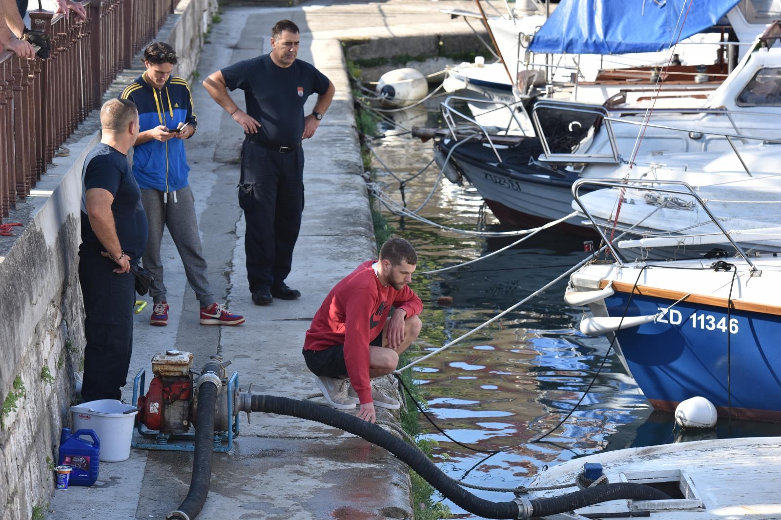 U gradskoj luci Foša u tijeku je izvlačenje potopljenih brodica