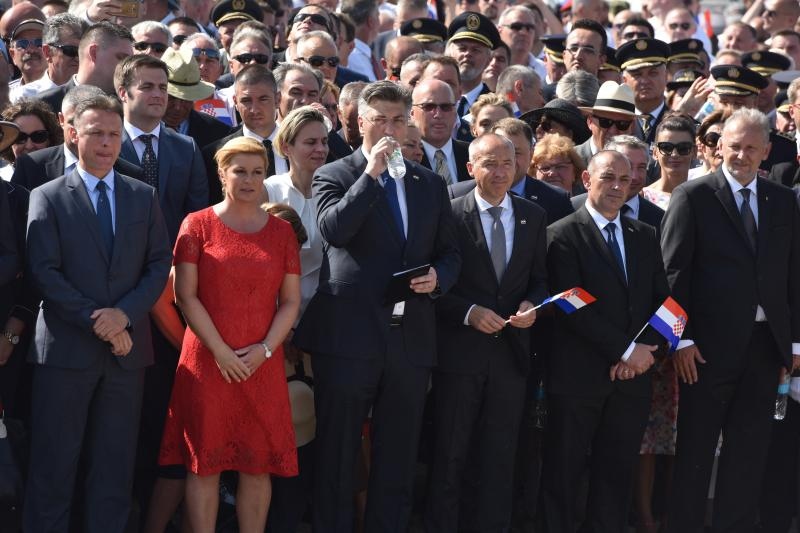 Uz zvukove hime “Lijepa naša” podignuta je zastava Republike Hrvatske na Kninskoj tvrđavi Uz zvukove hime “Lijepa naša” podignuta je zastava Republike Hrvatske na Kninskoj tvrđavi