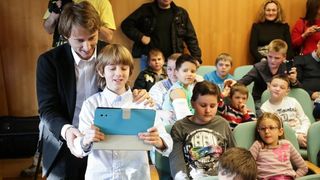 Luki Modriću u dječjoj bolnici u Klaićevoj uručena nagrada nogometaša godine, Photo: Petar Glebov/PIXSELL Luki Modriću u dječjoj bolnici u Klaićevoj uručena nagrada nogometaša godine, Photo: Petar Glebov/PIXSELL