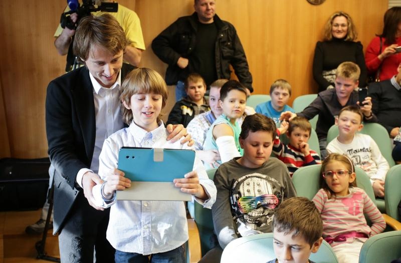 Luki Modriću u dječjoj bolnici u Klaićevoj uručena nagrada nogometaša godine, Photo: Petar Glebov/PIXSELL Luki Modriću u dječjoj bolnici u Klaićevoj uručena nagrada nogometaša godine, Photo: Petar Glebov/PIXSELL