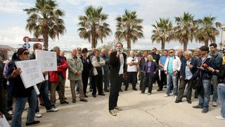 Ispred zgrade Općine Vir održan je prosvjed mještana i udruge Vir bez podjela na kojem su okupljeni izrazili svoje nezadovoljstvo politikom aktualne vlasti.  Photo: Dino Stanin/PIXSELL