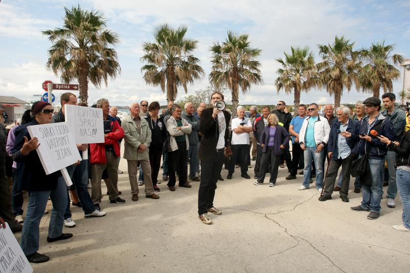 Ispred zgrade Općine Vir održan je prosvjed mještana i udruge Vir bez podjela na kojem su okupljeni izrazili svoje nezadovoljstvo politikom aktualne vlasti.  Photo: Dino Stanin/PIXSELL
