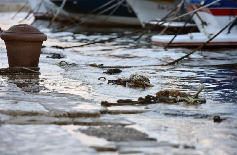 Sibenik – Zbog velike plime u gradu poplavio dio rive u starom dijelu grada Dolcu. Photo: Hrvoje Jelavic/PIXSELL
