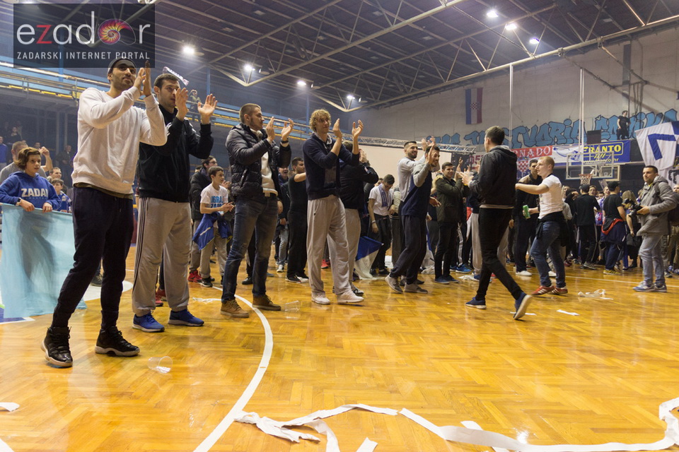 Humanitarno gledanje utakmice Zadar-Cibona (85-84) u Jazinama Humanitarno gledanje utakmice Zadar-Cibona (85-84) u Jazinama