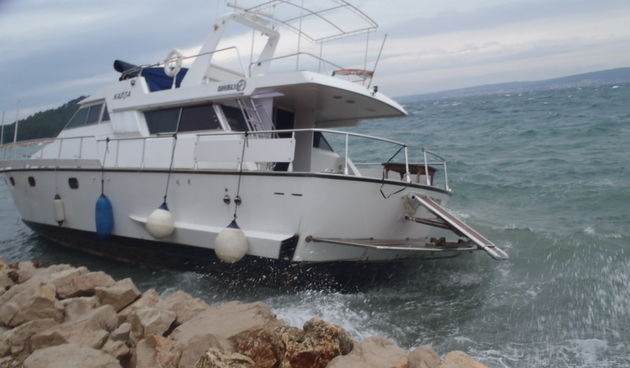 Kod Kukljice se nasukala jahta