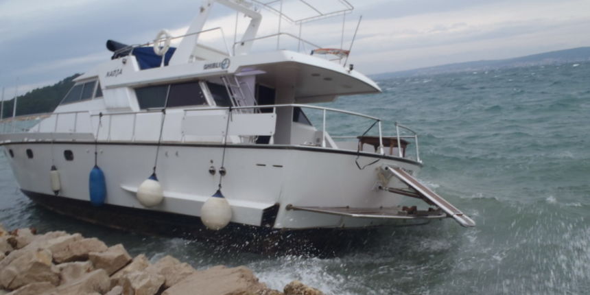 Kod Kukljice se nasukala jahta