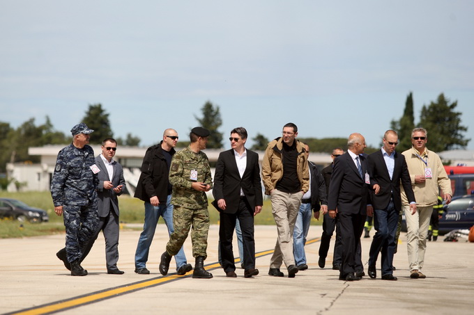 Zadar, 130513.
Predsjednik Vlade RH Zoran Milanovic prisustvovao je programu pokazne vatrogasne vjezbe Ljeto 2013 u Zracnoj luci Zadar. U pokaznoj vatrogasnoj vjezbi sudjelovale su protupozarne snage Drzavne uprave za zastitu i spasavanje, Namjenski orga Zadar, 130513.
Predsjednik Vlade RH Zoran Milanovic prisustvovao je programu pokazne vatrogasne vjezbe Ljeto 2013 u Zracnoj luci Zadar. U pokaznoj vatrogasnoj vjezbi sudjelovale su protupozarne snage Drzavne uprave za zastitu i spasavanje, Namjenski orga