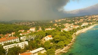 Zračne snage i vojnici gase veliki požar na Pelješcu
