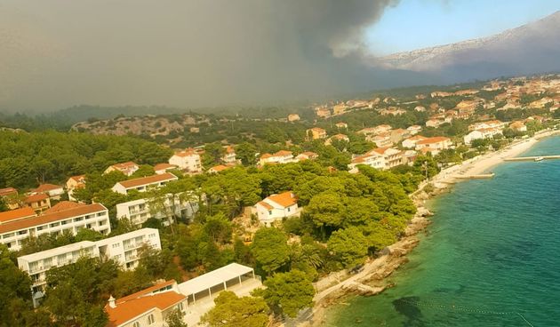 Zračne snage i vojnici gase veliki požar na Pelješcu