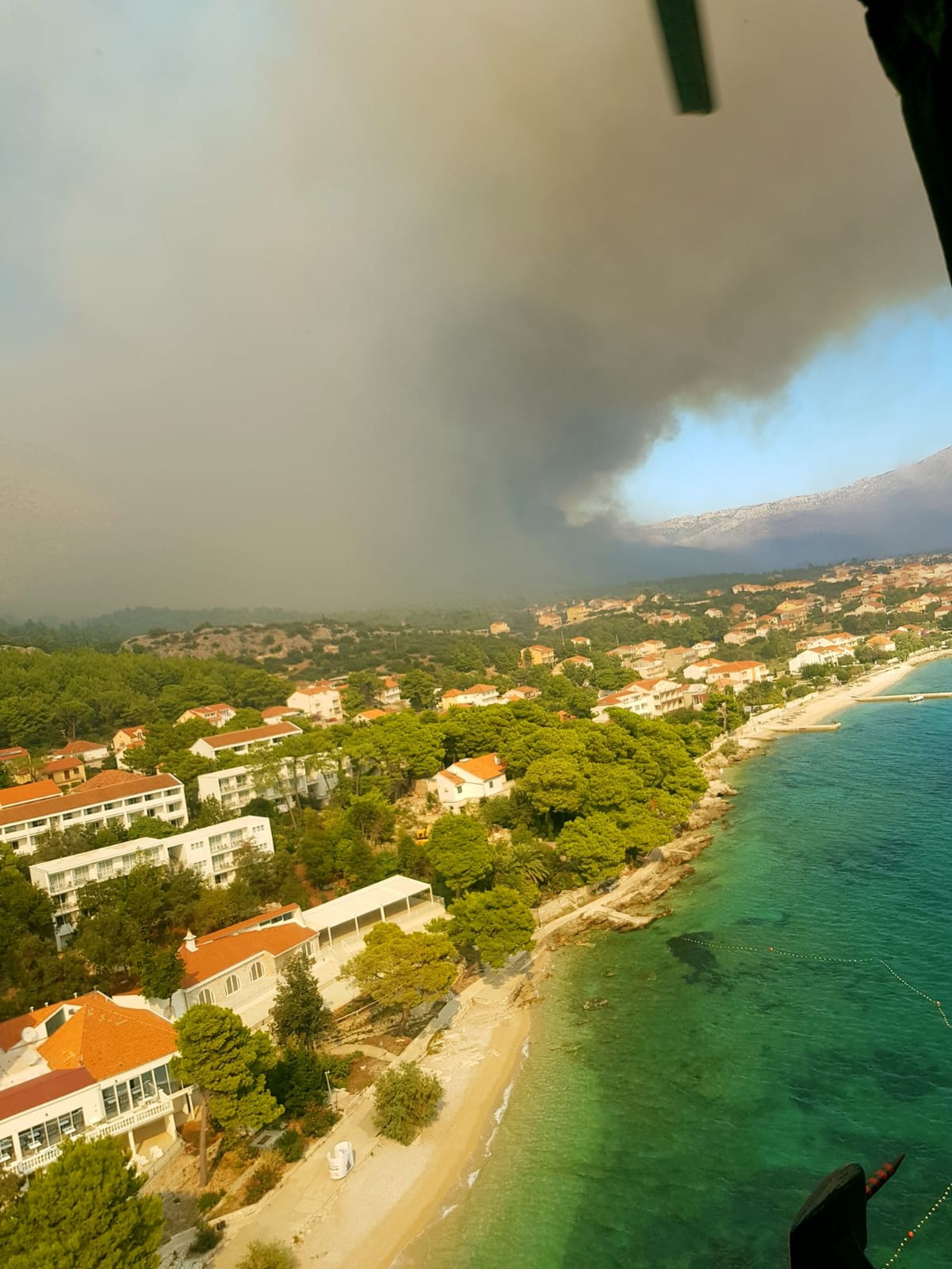 Zračne snage i vojnici gase veliki požar na Pelješcu