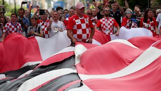 Divovska hrvatska zastava razvijena u centru Nižnji Novgoroda