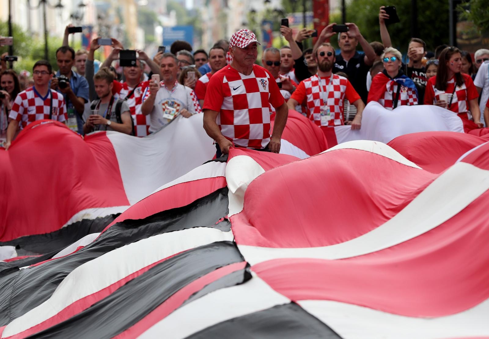 Divovska hrvatska zastava razvijena u centru Nižnji Novgoroda