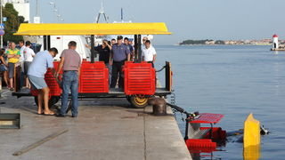 Zadar, 040911.
U noci sa subote na nedjelju nepoznata osoba ukrala je vlakic koji sluzi za turisticko razgledavanje grada i odvezla se s njim u more. Ocevid je u tjeku.
Na fotografiji : vadjenje vlaka iz mora.
Foto: Andrija Lucic / CROPIX Zadar, 040911.
U noci sa subote na nedjelju nepoznata osoba ukrala je vlakic koji sluzi za turisticko razgledavanje grada i odvezla se s njim u more. Ocevid je u tjeku.
Na fotografiji : vadjenje vlaka iz mora.
Foto: Andrija Lucic / CROPIX
