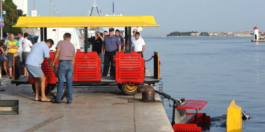 Zadar, 040911.
U noci sa subote na nedjelju nepoznata osoba ukrala je vlakic koji sluzi za turisticko razgledavanje grada i odvezla se s njim u more. Ocevid je u tjeku.
Na fotografiji : vadjenje vlaka iz mora.
Foto: Andrija Lucic / CROPIX Zadar, 040911.
U noci sa subote na nedjelju nepoznata osoba ukrala je vlakic koji sluzi za turisticko razgledavanje grada i odvezla se s njim u more. Ocevid je u tjeku.
Na fotografiji : vadjenje vlaka iz mora.
Foto: Andrija Lucic / CROPIX