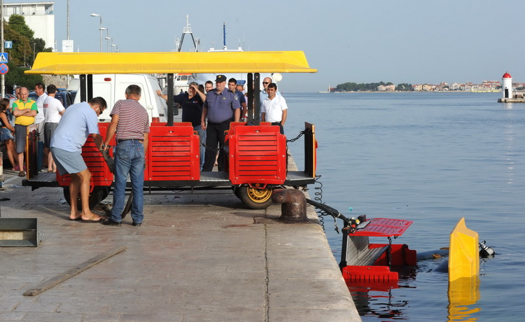 Zadar, 040911.
U noci sa subote na nedjelju nepoznata osoba ukrala je vlakic koji sluzi za turisticko razgledavanje grada i odvezla se s njim u more. Ocevid je u tjeku.
Na fotografiji : vadjenje vlaka iz mora.
Foto: Andrija Lucic / CROPIX Zadar, 040911.
U noci sa subote na nedjelju nepoznata osoba ukrala je vlakic koji sluzi za turisticko razgledavanje grada i odvezla se s njim u more. Ocevid je u tjeku.
Na fotografiji : vadjenje vlaka iz mora.
Foto: Andrija Lucic / CROPIX