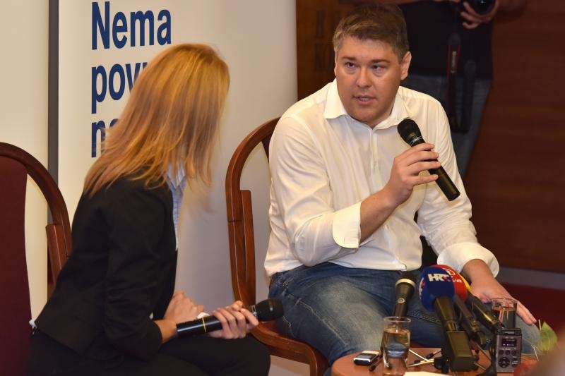 Boris Lalovac sudjelovao je na SDP-ovoj predizbornoj tribini u hotelu Kolovare te je odgovarao na pitanja okupljenih građana, Foto: Dino Stanin/PIXSELL Boris Lalovac sudjelovao je na SDP-ovoj predizbornoj tribini u hotelu Kolovare te je odgovarao na pitanja okupljenih građana, Foto: Dino Stanin/PIXSELL