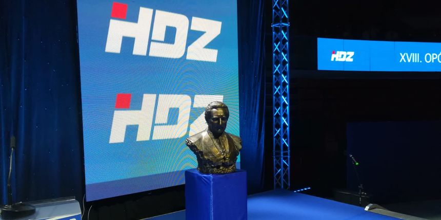 HDZ-ovci u Ciboni: Plenković ušao u dvoranu uz pjesmu Eye of the Tiger iz Rockyja i uz prilično mlak pljesak HDZ-ovci u Ciboni: Plenković ušao u dvoranu uz pjesmu Eye of the Tiger iz Rockyja i uz prilično mlak pljesak