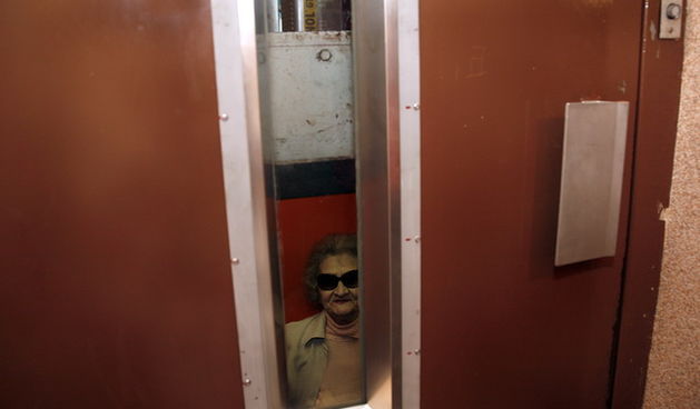 Zagreb, 290510. Prije puta u Split premijerka Jadranka Kosor zaglavila se u liftu svoje zgrade u Seferovoj 4 pa su je morali spasavati vatrogasci. Na slici: majka Jadranke Kosor u liftu. Foto: Sandra Simunovic / CROPIX