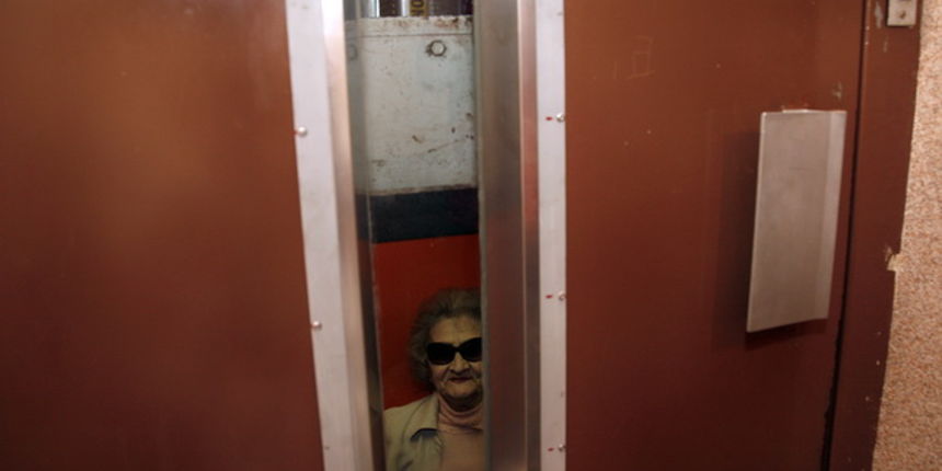 Zagreb, 290510. Prije puta u Split premijerka Jadranka Kosor zaglavila se u liftu svoje zgrade u Seferovoj 4 pa su je morali spasavati vatrogasci. Na slici: majka Jadranke Kosor u liftu. Foto: Sandra Simunovic / CROPIX