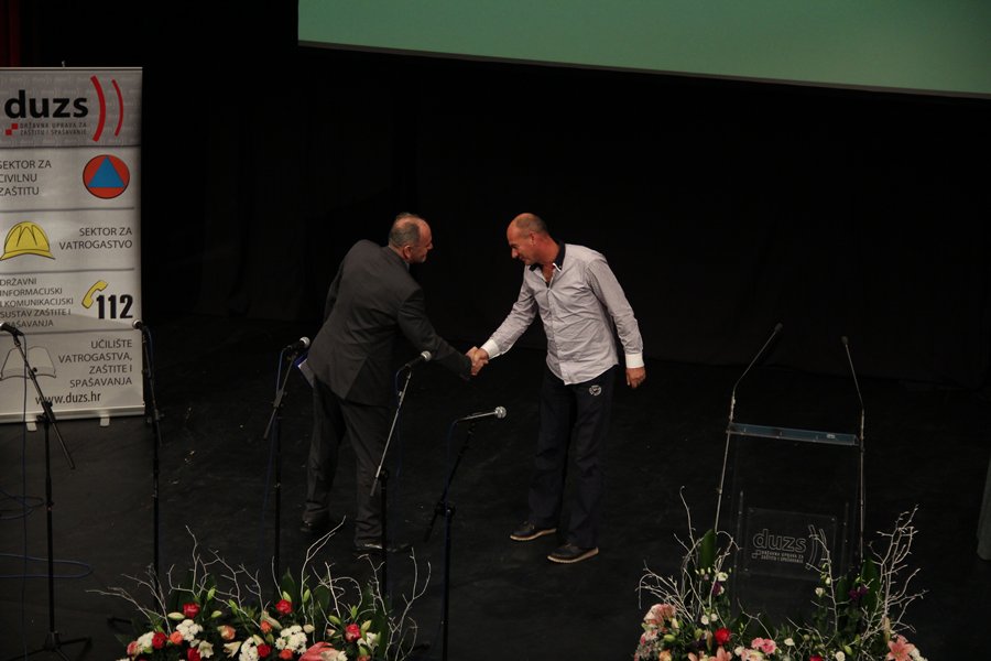 HNK Zadar: Dodjela priznanja za ”Naročiti pothvat u zaštiti i spašavanju” foto: I. Perinčić HNK Zadar: Dodjela priznanja za ”Naročiti pothvat u zaštiti i spašavanju” foto: I. Perinčić