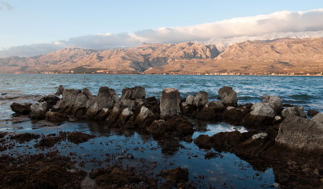 Vinjerac, 250112
Vinjerac, mjesto u jugoistocnom dijelu Velebitskog kanala, smjesteno nasuprot kanjona Velike i Male Paklenice.
Na fotografiji: pogled prema kanjonu Velike Paklenice; lijevo je Starigrad.
Foto: Luka Gerlanc / CROPIX