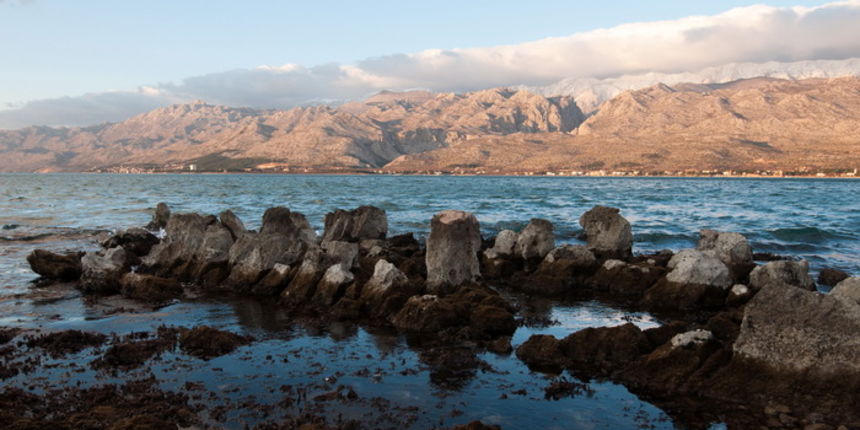 Vinjerac, 250112
Vinjerac, mjesto u jugoistocnom dijelu Velebitskog kanala, smjesteno nasuprot kanjona Velike i Male Paklenice.
Na fotografiji: pogled prema kanjonu Velike Paklenice; lijevo je Starigrad.
Foto: Luka Gerlanc / CROPIX