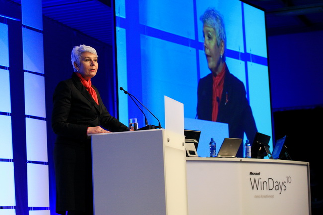 Rovinj, 220410.
Danas je u Rovinju otvorena Windays business konferencija, u organizaciji Microsoft Hrvatska i Jutarnjeg lista. Na otvorenje je dosla premijerka Jadranka Kosor.
Na fotografiji: Jadranka Kosor za govornicom.
Foto: Goran Sebelic / CROPIX