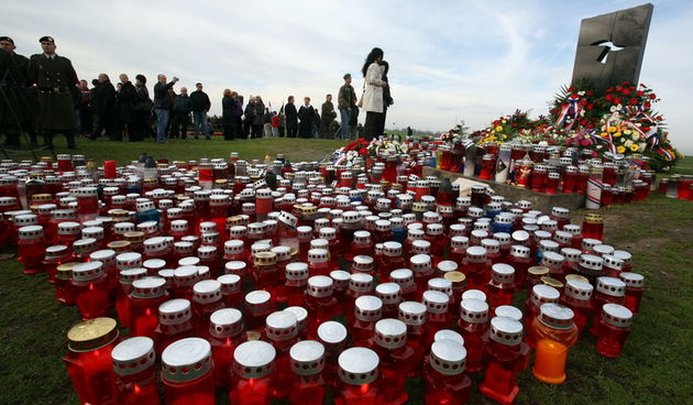 Vukovar, 201110.
Programom “Zasto ste ranili nas grad?”, koji je organizirala Udruga udovica hrvatskih branitelja iz Domovinskog rata, Vukovarci su se na mjestu masovne grobnice na Ovcari prisjetili zrtava jednog od najvecih zlocina pocinjenog nakon sloma