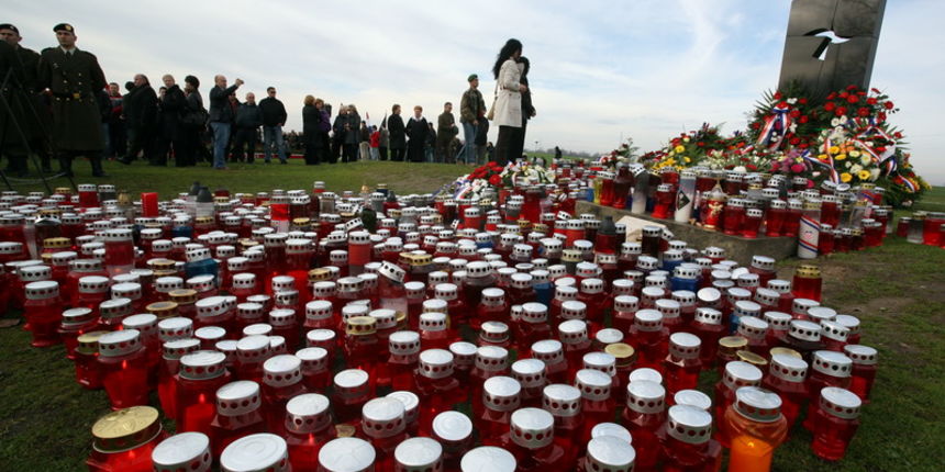 Vukovar, 201110.
Programom “Zasto ste ranili nas grad?”, koji je organizirala Udruga udovica hrvatskih branitelja iz Domovinskog rata, Vukovarci su se na mjestu masovne grobnice na Ovcari prisjetili zrtava jednog od najvecih zlocina pocinjenog nakon sloma Vukovar, 201110.
Programom “Zasto ste ranili nas grad?”, koji je organizirala Udruga udovica hrvatskih branitelja iz Domovinskog rata, Vukovarci su se na mjestu masovne grobnice na Ovcari prisjetili zrtava jednog od najvecih zlocina pocinjenog nakon sloma