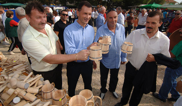 Predsjednicki kandidat Dragan Primorac prosetao je danas Benkovackim sajmom koji se odrzava svakog 10-og u mjesecu. Na fotografiji : Dragan Primorac na standu na kojem se prodaju bukare . Foto : Andrija Lucic / CROPIX