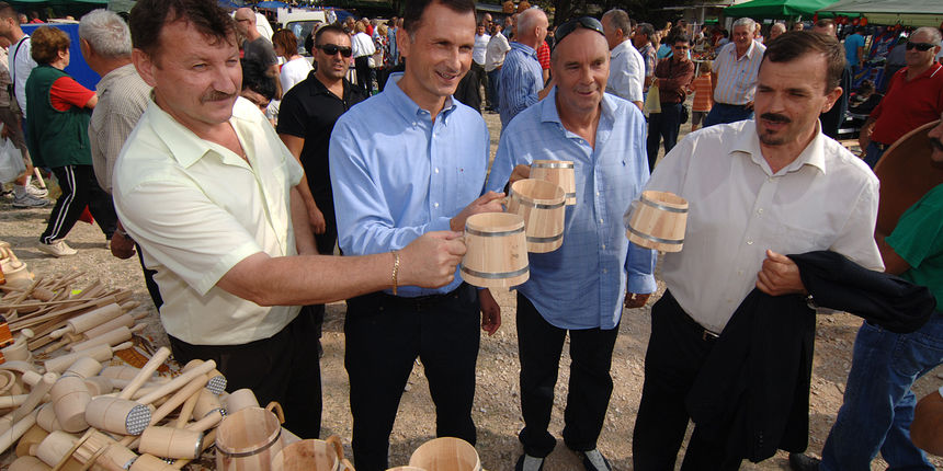Predsjednicki kandidat Dragan Primorac prosetao je danas Benkovackim sajmom koji se odrzava svakog 10-og u mjesecu. Na fotografiji : Dragan Primorac na standu na kojem se prodaju bukare . Foto : Andrija Lucic / CROPIX Predsjednicki kandidat Dragan Primorac prosetao je danas Benkovackim sajmom koji se odrzava svakog 10-og u mjesecu. Na fotografiji : Dragan Primorac na standu na kojem se prodaju bukare . Foto : Andrija Lucic / CROPIX