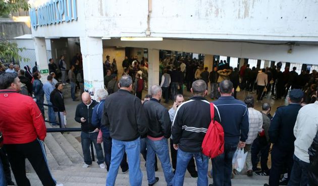 18.10.2013., Split – Dvjestotinjak radnika Brodosplita zadrzano je jutros pred ulazom u Brodosplit, onemogucen im je ulaz na posao. Radnike je obisao i Ozren Matijasevic, predsjednik HUS-a i od uprave zatrazio ponistenje odluke o otkazima najkasnije do