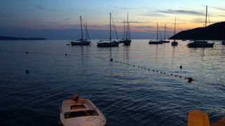 Vis 210812.
Otok Vis jedan je od najudaljenijih hrvatskih otoka koji broji nesto manje od 3 i pol tisuce stanovnika.No u vrijeme turisticke sezone otok postaje omiljena destinacija turistima od kojih je tradicionalno u kolovozu najvise Talijana.Vis ima bo