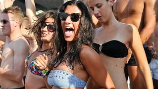 Zrce, Pag, 170812.
Tulumarenje na Zrcu traje danonocno, a najpopularniji su after beach i night party u Aquariusu.
Foto: Goran Telak / CROPIX