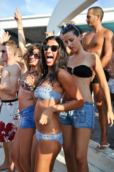 Zrce, Pag, 170812.
Tulumarenje na Zrcu traje danonocno, a najpopularniji su after beach i night party u Aquariusu.
Foto: Goran Telak / CROPIX