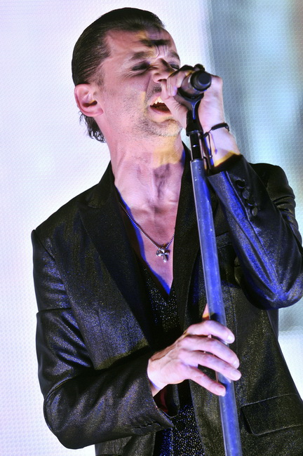 Zagreb, 140210.
Arena Zagreb, Laniste.
Koncert engleske rock skupine Depeche Mode.
Na slici: David Gahan.
Foto: Boris Kovacev / CROPIX