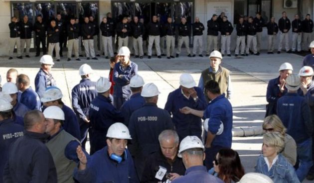 Suspendirani radnici okupljaju se ispred ulaza u Brodosplit, foto: Tino Jurić/Pixsel