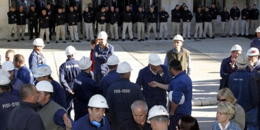 Suspendirani radnici okupljaju se ispred ulaza u Brodosplit, foto: Tino Jurić/Pixsel Suspendirani radnici okupljaju se ispred ulaza u Brodosplit, foto: Tino Jurić/Pixsel