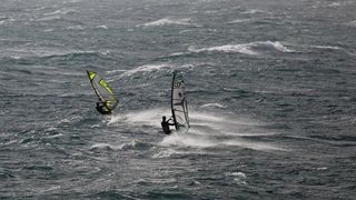 Zadar: Surferi uživaju u valovima koje je prouzročilo snažno jugo, Photo: Filip Brala/PIXSELL