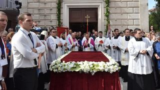 Stotine vjernika ispred crkve Gospe od zdravlja dočekalo relikviju sv. Leopolda Mandića Stotine vjernika ispred crkve Gospe od zdravlja dočekalo relikviju sv. Leopolda Mandića