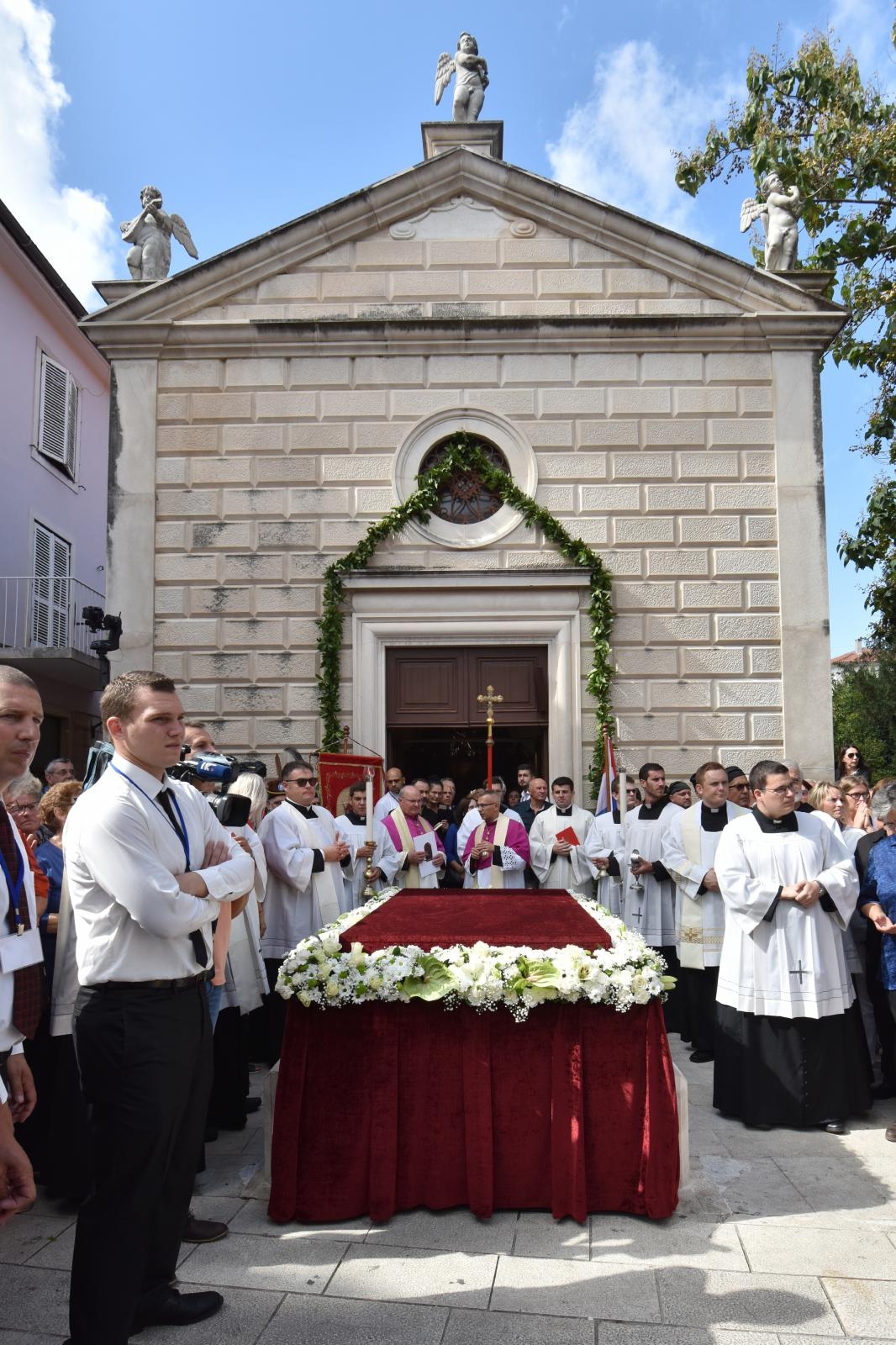 Stotine vjernika ispred crkve Gospe od zdravlja dočekalo relikviju sv. Leopolda Mandića Stotine vjernika ispred crkve Gospe od zdravlja dočekalo relikviju sv. Leopolda Mandića