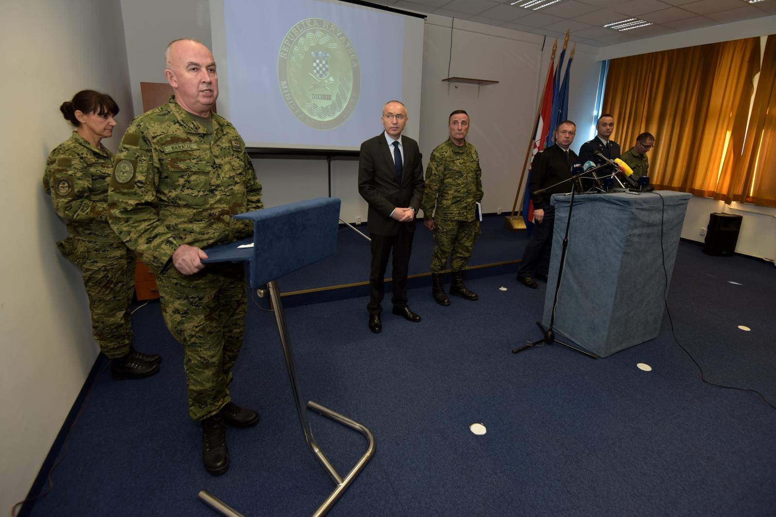 Pao Kiowa Warrior: Izvanredna konferencija za medije u Zemuniku Pao Kiowa Warrior: Izvanredna konferencija za medije u Zemuniku
