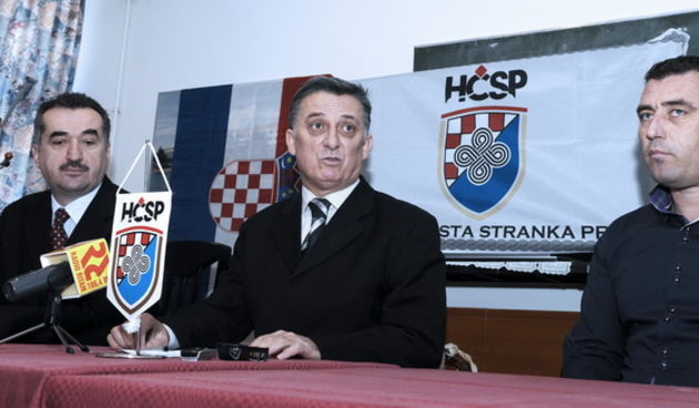 Sibenik, 260113.
Hrvatska cista stranka prava, odrzala je press konferenciju o aktualnom stanju u drzavi i pripremama za izbore.
Na fotografiji: Josip Miljak predsjednik stranke, Luka Podrug tajnik stranke, Sinisa Peran predsjednik sibenskog ogranka
Foto: