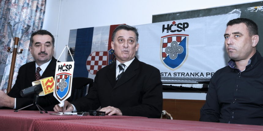 Sibenik, 260113.
Hrvatska cista stranka prava, odrzala je press konferenciju o aktualnom stanju u drzavi i pripremama za izbore.
Na fotografiji: Josip Miljak predsjednik stranke, Luka Podrug tajnik stranke, Sinisa Peran predsjednik sibenskog ogranka
Foto: Sibenik, 260113.
Hrvatska cista stranka prava, odrzala je press konferenciju o aktualnom stanju u drzavi i pripremama za izbore.
Na fotografiji: Josip Miljak predsjednik stranke, Luka Podrug tajnik stranke, Sinisa Peran predsjednik sibenskog ogranka
Foto: