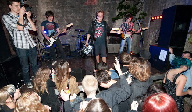 Zadar, 190512.
Veceras je u “Rupi” na Kapetanskom odrzana Gitarijada 2012 – natjecanje bendova od kojih ce najbolji dobiti priliku nastupiti na ovogodisnjem Jadera Urban Music Festivalu koji se odrzava u lipnju.
Na fotografiji: detalj s Gitarijade.
Foto: