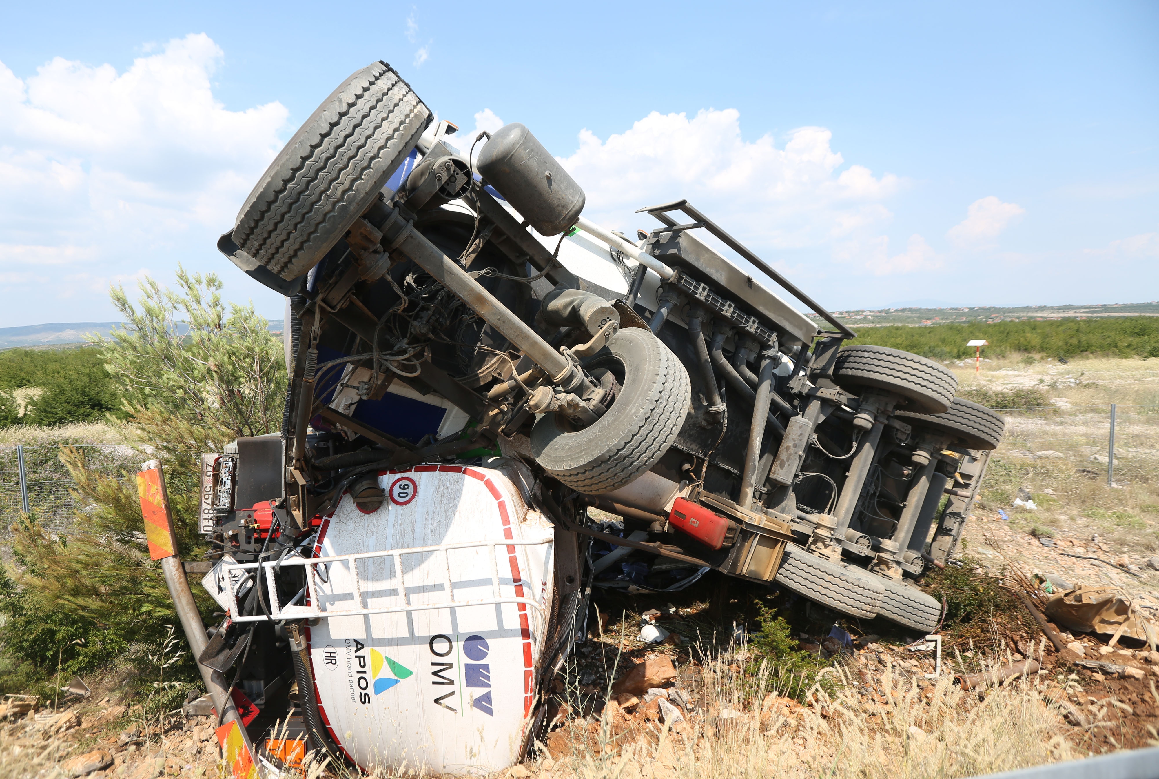 Cisterna s gorivom izletjela s autoceste nakon sudara s tegljačem