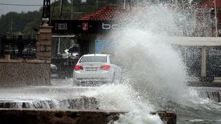 Zadar, 240711.
Obalom Kneza Trpimira u Zadru otezan je promet jer jak sjeverni vjetar razbija valove, koji nakon sto se razbiju od obalu padaju na prometnicu.
Foto : Vladimir Ivanov / CROPIX Zadar, 240711.
Obalom Kneza Trpimira u Zadru otezan je promet jer jak sjeverni vjetar razbija valove, koji nakon sto se razbiju od obalu padaju na prometnicu.
Foto : Vladimir Ivanov / CROPIX