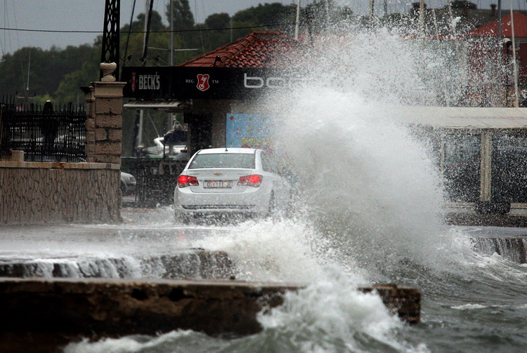 Zadar, 240711.
Obalom Kneza Trpimira u Zadru otezan je promet jer jak sjeverni vjetar razbija valove, koji nakon sto se razbiju od obalu padaju na prometnicu.
Foto : Vladimir Ivanov / CROPIX Zadar, 240711.
Obalom Kneza Trpimira u Zadru otezan je promet jer jak sjeverni vjetar razbija valove, koji nakon sto se razbiju od obalu padaju na prometnicu.
Foto : Vladimir Ivanov / CROPIX