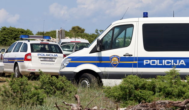 Zadar, 140510.
Drugi dan akcije uklanjanja bespravno izgradjenih objekata na  predjelu Krizine kod Kolana na otoku Pagu neki su vlasnici su sami uklanjli objekte.
Na fotografiji : policija nije imala posla.
Foto =: Vladimir Ivanov / CROPIX